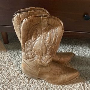 Women’s cowgirl boots